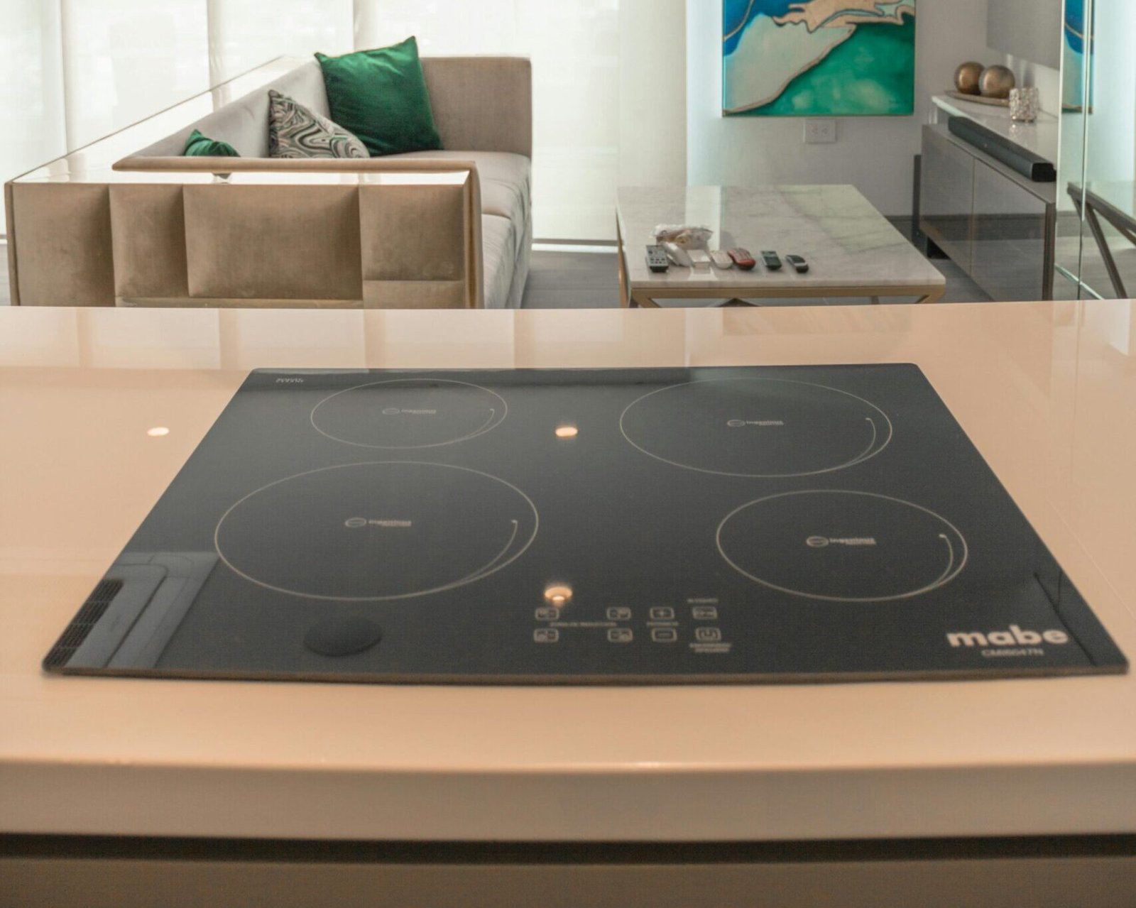 Stylish modern kitchen featuring an induction stove and elegant interior design in Cúcuta, Colombia.